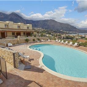 2 bedroom seaside apartments with shared pool, sleeps 4-5